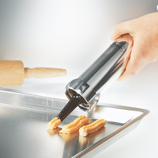 Per preparare i biscotti divertendosi: lo sparabiscotti porziona l'impasto con precisione grazie alla possibilità di regolare la quantità. Dettagli: Accessori: 20 dischi perforati a motivo in alluminio L 26,5 cm, P 15,5 cm, H 5,4 cm Alluminio / plastica. In negozio e online su tuttochic.live