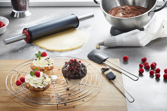 La griglia per raffreddare i dolci è indispensabile per ogni "panettiere fai da te", su cui biscotti, torte e simili arrivano a temperatura di consumo dopo la cottura! Dettagli: dimensioni Ø 32,0 cm, H 1,8 cm acciaio inossidabile di alta qualità lavabile in lavastoviglie. In negozio e online su tuttochic.live