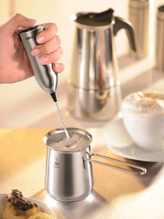 La caraffa per trasformare latte, panna, ecc. in quella schiuma cremosa. Adatto per fornelli elettrici, a gas, in vetroceramica e a induzione (a seconda del diametro minimo riconoscibile della pentola) L 17,5 cm, L 8,0 cm, H 9,4 cm lavabile in lavastoviglie. In negozio e online su tuttochic.live