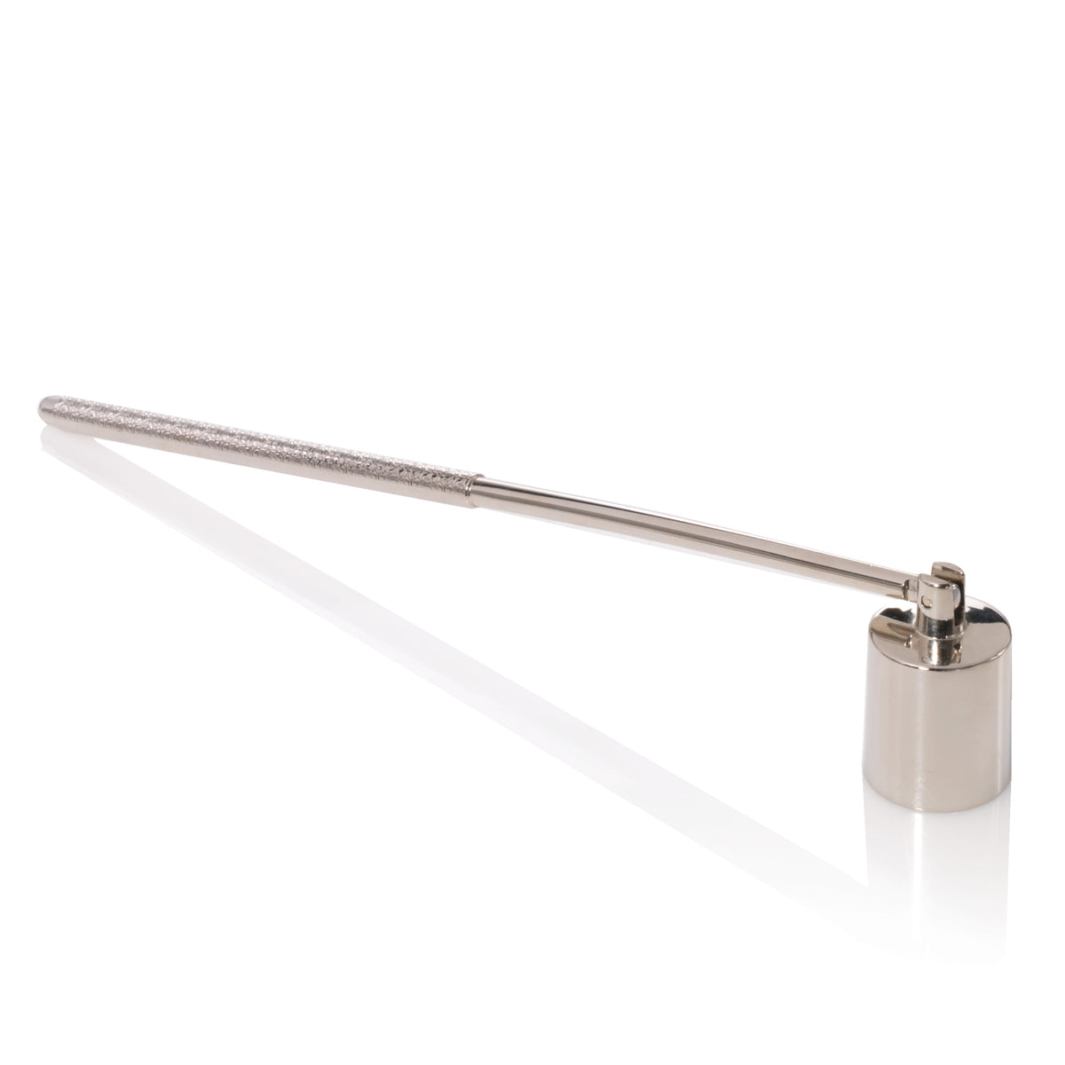 Perfetto per tutti gli appassionati di candele, questo accessorio è il modo più semplice per spegnere la fiamma di una candela. Dimensioni: 22.6cm x 3.8cm x 2.5cm. In negozio e online su tuttochic.live