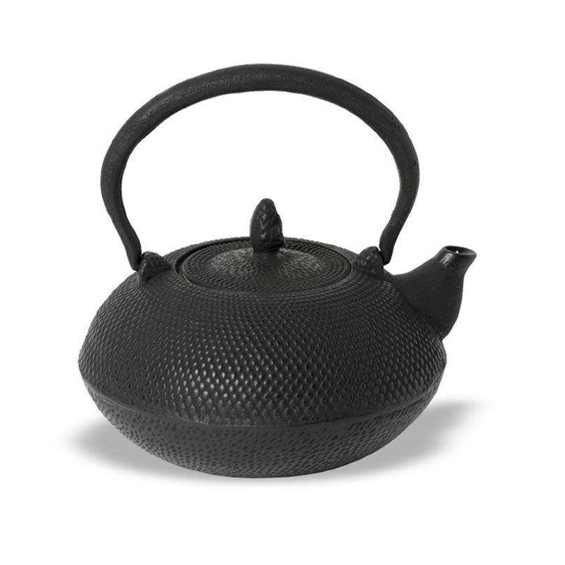 Teiera in ghisa con filtro in acciaio inox, smaltata all'interno. Superficie con finitura nera galvanizzata. Dimensioni: cm 20 x 19,5 h Capacità: lt. 1,5 Peso: Kg 2,370. In negozio e online su tuttochic.live