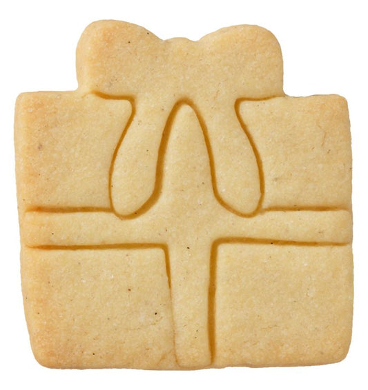 Tagliabiscotti a forma di regalo in acciaio con goffratura cm 6,5. I tagliabiscotti non sono ideali solo per cuocere i biscotti. Possono essere utilizzati anche per pane, burro, formaggio, salsiccia, frutta e verdura. In questo modo puoi potenziare ogni buffet e ogni pausa pranzo. In negozio e online su tuttochic.live
