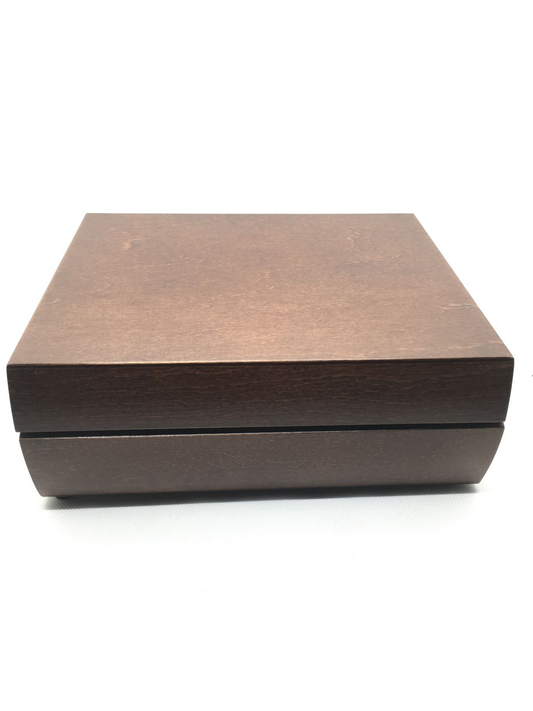 Telefono decorativo in scatola realizzato in legno e particolari in ottone brunito. Fatto in Italia da Sitel. Telefono omologato dall'Istituto Superiore Poste e Telegrafi - TLC Dimensioni: (chiuso) cm 24 x 20 x 9 h. In negozio e online su tuttochic.live