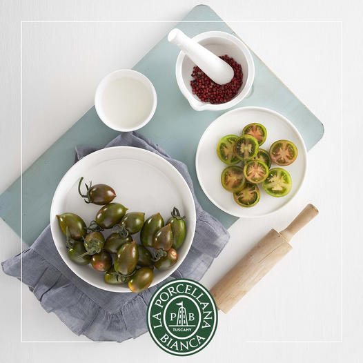 Piatto tondo in porcellana bianca con bordo rialzato. Linea Gourmet Quando il design incontra il food, la linearità diventa la massima espressione dell’eleganza in tavola. Dimensioni singolo piatto: cm Ø 32 x h1,9 Utilizzabile in forno a microonde Lavabile in lavastoviglie. In negozio e online su tuttochic.live