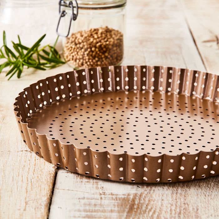 Teglia tonda per Quiche e Crostata cm 30 in acciaio al carbonio forato per una migliore circolazione dell'aria con rivestimento antiaderente facile da pulire Ø 30 cm Altezza 3 cm Che siano salate o dolci, torte salate e crostate vengono particolarmente bene con questi stampi forati. In negozio e online su tuttochic.live