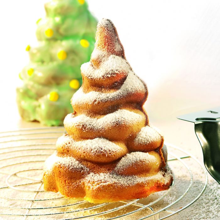 Stampo per abete tridimensionale in alluminio con antiaderente di alta qualità per la cottura in forno. Lo stampo contiene circa 750 ml e realizza un dolce di cm 13 di base e cm 19 di altezza. In negozio e online su tuttochic.live