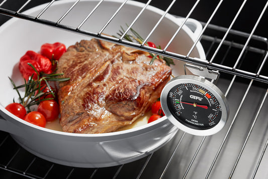 Termometro da forno per la cottura. Dettagli: per bassa cottura, cottura al forno e arrosto indica l'area ottimale mediante codifica a colori Campo di misura 50-300 ° C, da appendere e in piedi L 7,3 cm, P 1,9 cm, H 9,2 cm acciaio inox di alta qualità lavabile in lavastoviglie. In negozio e online su tuttochic.live