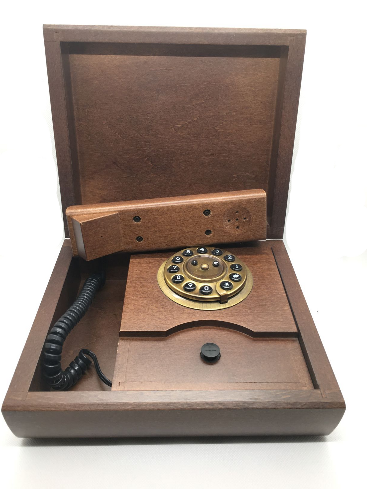 Telefono decorativo in scatola realizzato in legno e particolari in ottone brunito. Fatto in Italia da Sitel. Telefono omologato dall'Istituto Superiore Poste e Telegrafi - TLC Dimensioni: (chiuso) cm 24 x 20 x 9 h. In negozio e online su tuttochic.live