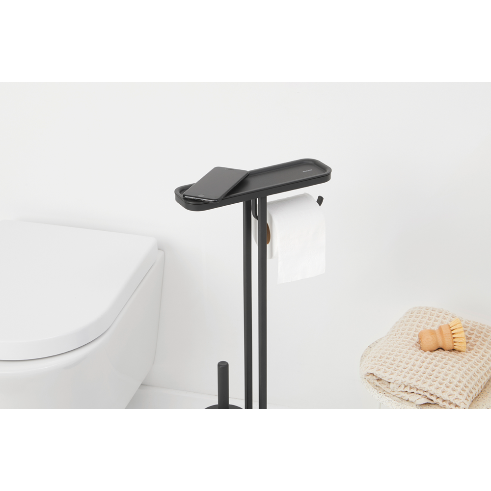 Sempre pronto all'uso e ad aggiungere un tocco di stile al tuo bagno: questa piantana da bagno MindSet Brabantia può reggere tutto ciò che ti serve. È felice di reggere il tuo telefono, e mantiene anche il rotolo di carta igienica e lo scopino del water a portata di mano. In negozio e online su tuttochic.live