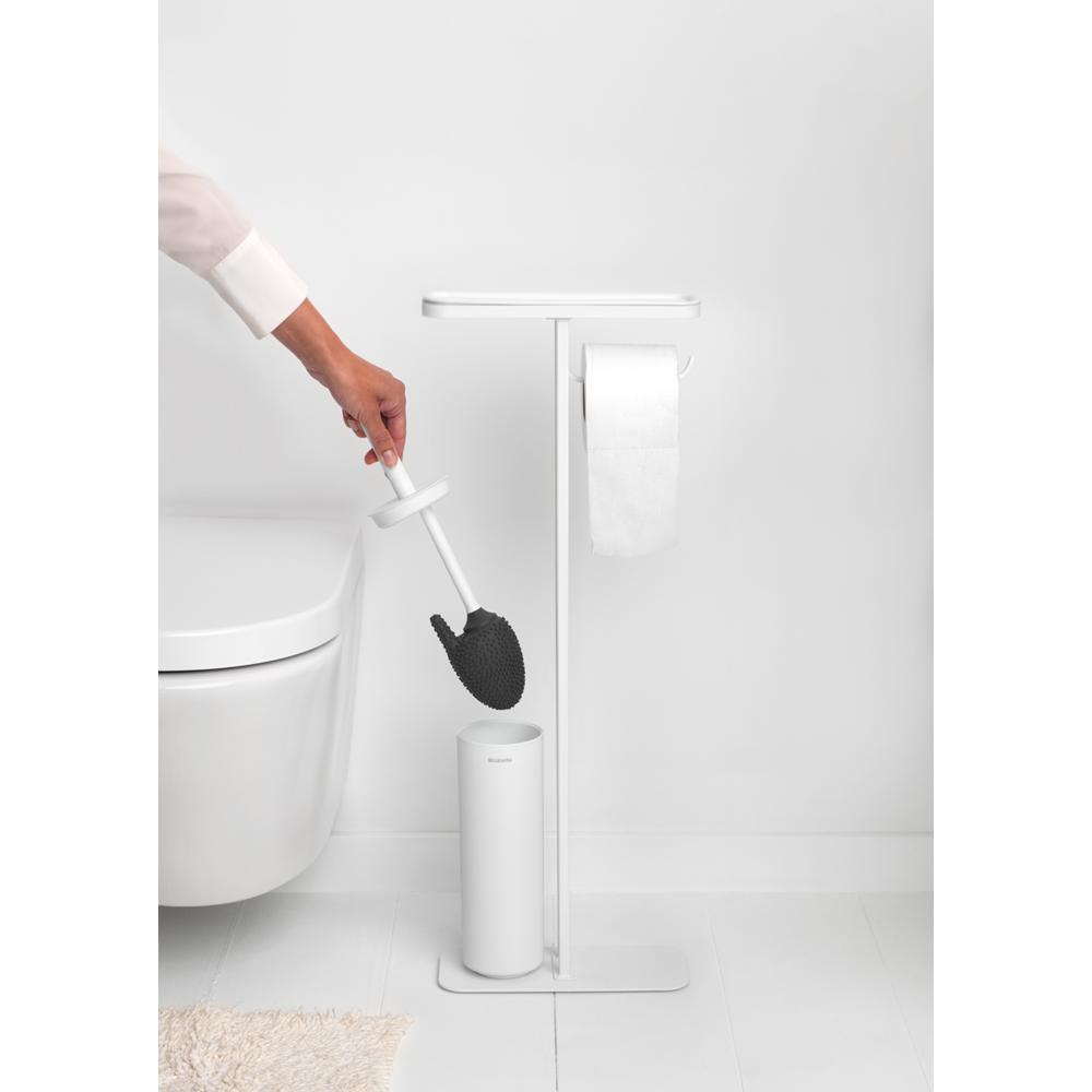 Sempre pronto all'uso e ad aggiungere un tocco di stile al tuo bagno: questa piantana da bagno MindSet Brabantia può reggere tutto ciò che ti serve. È felice di reggere il tuo telefono, e mantiene anche il rotolo di carta igienica e lo scopino del water a portata di mano. In negozio e online su tuttochic.live