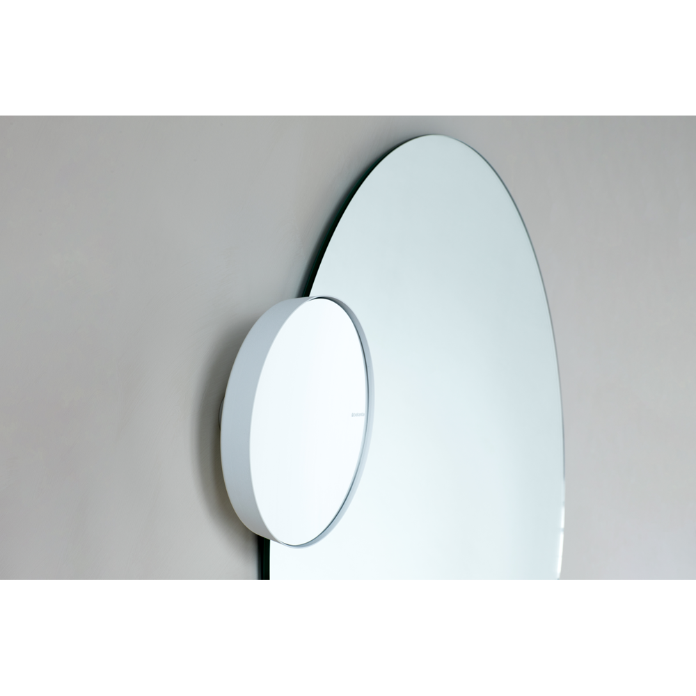 Specchio da Bagno regolabile Brabantia MindSet. Ingrandisce di 5 volte e può essere messo in qualsiasi posizione. Facile da appendere non adatto al montaggio sotto la doccia. Colore bianco Peso 0.6 kg Dimensioni Altezza: 20,4 cm Lunghezza: 7,8 cm Larghezza : 20,4 cm. In negozio e online su tuttochic.live