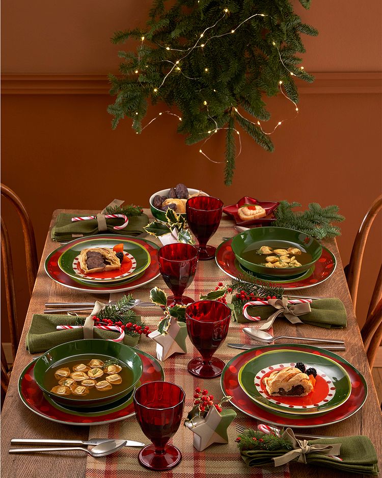 Set di 6 tazzine da caffè verde con piattino in porcellana decorata. Capacità: cc 100 Cozy Cottage Rendere l’ordinario straordinario: la tavola con lo stile allegro e i colori di Cozy Cottage diventa una festa. Lavabile in lavastoviglie Utilizzabile in forno a microonde. In negozio e online su tuttochic.live
