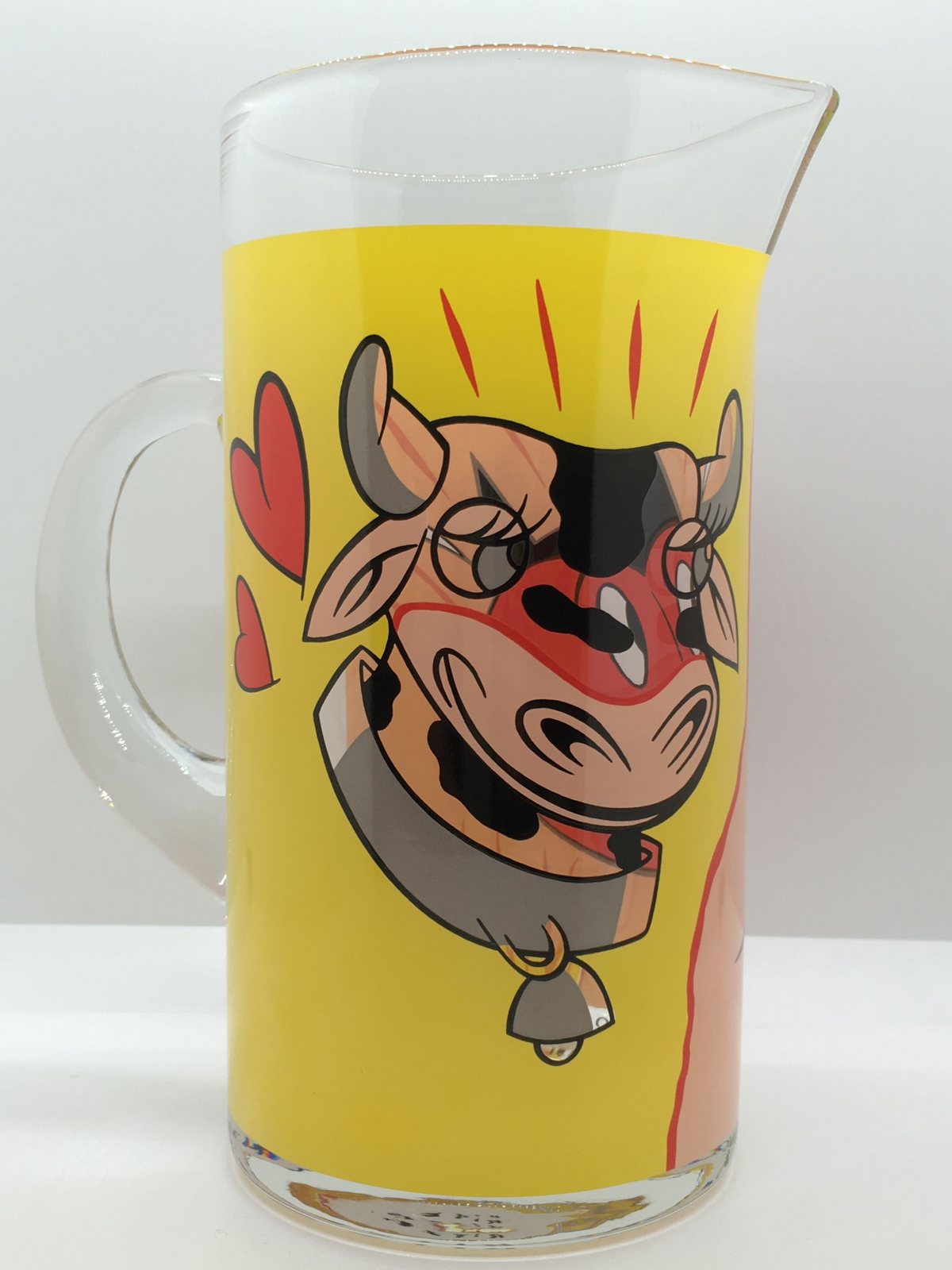Caraffa in vetro progettata da Massimo Giacon con decoro "Cow Cow" di Ritzenhoff. Capacità: lt 1 Dimensioni massime: cm 17 x 20 h