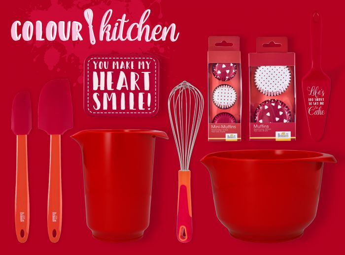 La frusta ha una testa in acciaio inossidabile di alta qualità e un manico in plastica colorata .È lunga 27 cm, larga 6,5 cm e brilla come pratico aiuto per cucinare e cuocere. In negozio e online su tuttochic.live