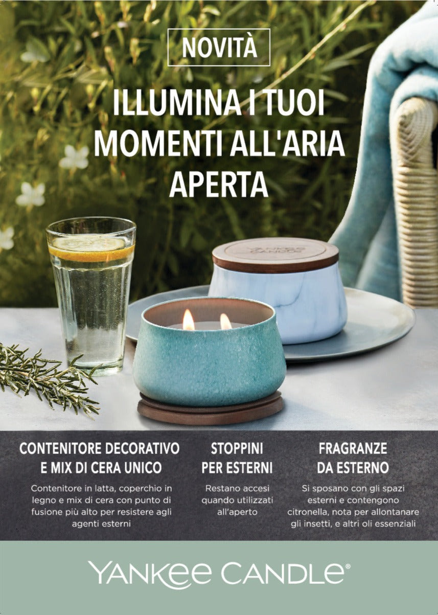 Candela creata appositamente per gli ambienti esterni. Outdoor Collection di Yankee Candle aiuta a creare un ambiente all'aria aperta piacevole che sembra parte della casa. fragranza Linden Tree Blossom Una combinazione di note che trasportano profumi ispirati alla rigogliosa ninfea. In negozio e online su tuttochic.live