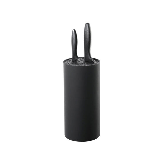 Ceppo portacoltelli di design di Zassenhaus ha un inserto di setole mobile invece di incavi rigidi. Può essere equipaggiato individualmente con coltelli con una lunghezza della lama fino a 20 cm. Dimensioni: Ø cm 11 x 22 h Peso: 1,175 kg Materiale: plastica. In negozio e online su tuttochic.live