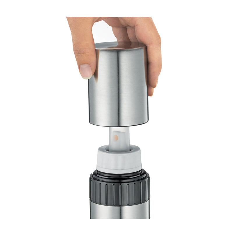 Lo spray permette di dosare la quantità esatta di olio per condire ed aromatizzare p. es. insalate, pasta, carne o pesce. Basta qualche rapida pressione per distribuire i condimenti in modo semplice, preciso e veloce, senza sporcare. Materiale Acciaio inox,Resina Dimensioni cm Ø5x19. In negozio e online su tuttochic.live