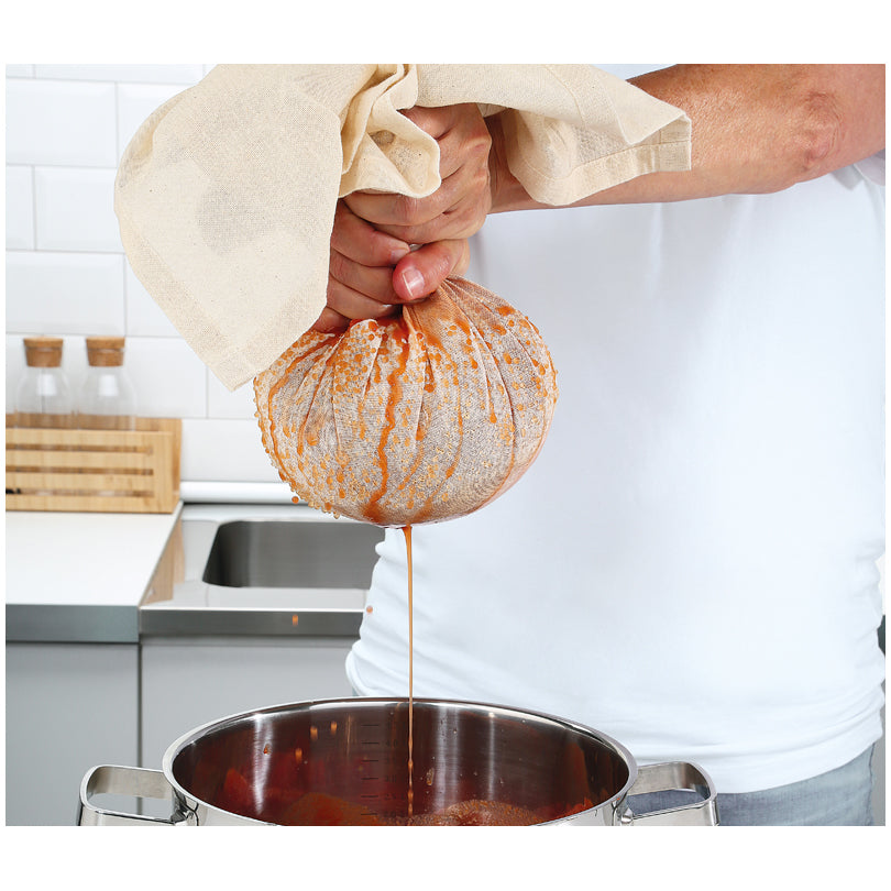 Il canovaccio filtrante KÜCHENPROFI, realizzato in cotone naturale, è un'aiutante indispensabile in cucina. Permette di chiarificare il brodo, di estrarre succhi o di preparare il latte vegano o formaggio fatto in casa. A prova di strappo e riutilizzabile. Lavabile a 60°C. In negozio e online su tuttochic.live