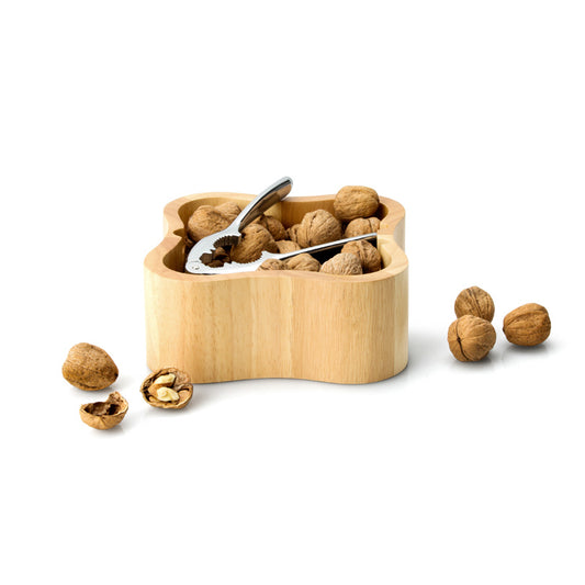Ciotola portanoci in legno di albero di gomma, completa di uno schiaccianoci di alta qualità. Pulire la ciotola solo con un panno umido. L'eccessiva umidità o le differenze di temperatura possono portare a deformazioni, crepe e scolorimento. Dimensioni: cm 24,5x24,5x8. In negozio e online su tuttochic.live
