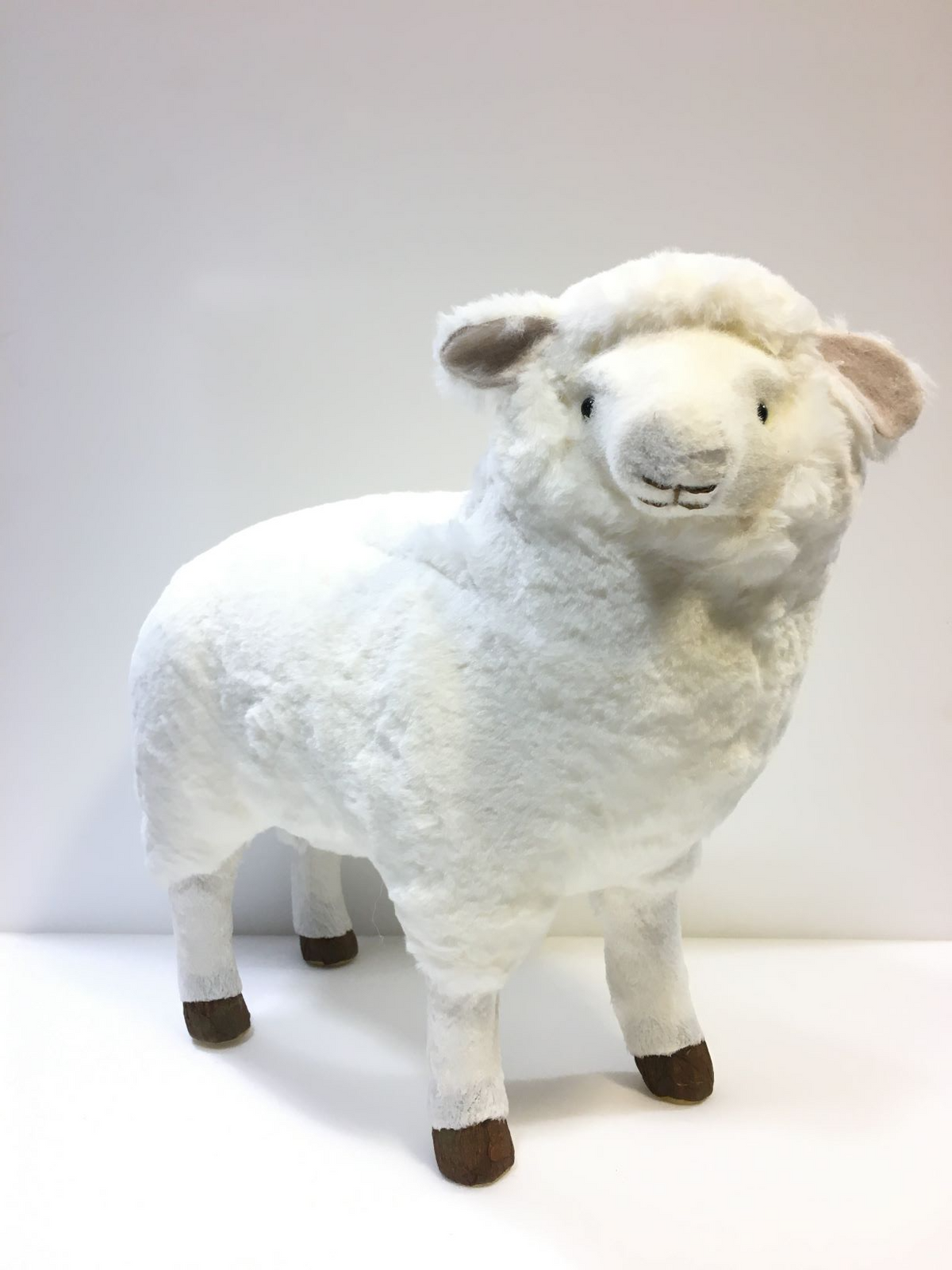 Pecorella grande di peluche. Dimensioni: cm 40 x 36 h Articolo decorativo, non è un giocattolo.