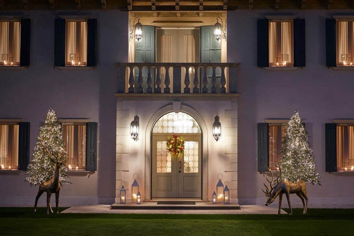 Base Cervo per albero di Natale, realizzato in resina pesante e dipinto a mano color oro. Utilizzabile come base per alberi da 150, 180 e 210 cm di altezza. Supporta fino a 50 kg. Dimensioni Cervo: Altezza: cm 140 Lunghezza: cm 214 Larghezza: cm 58 Peso: Kg 22. In negozio e online su tuttochic.live