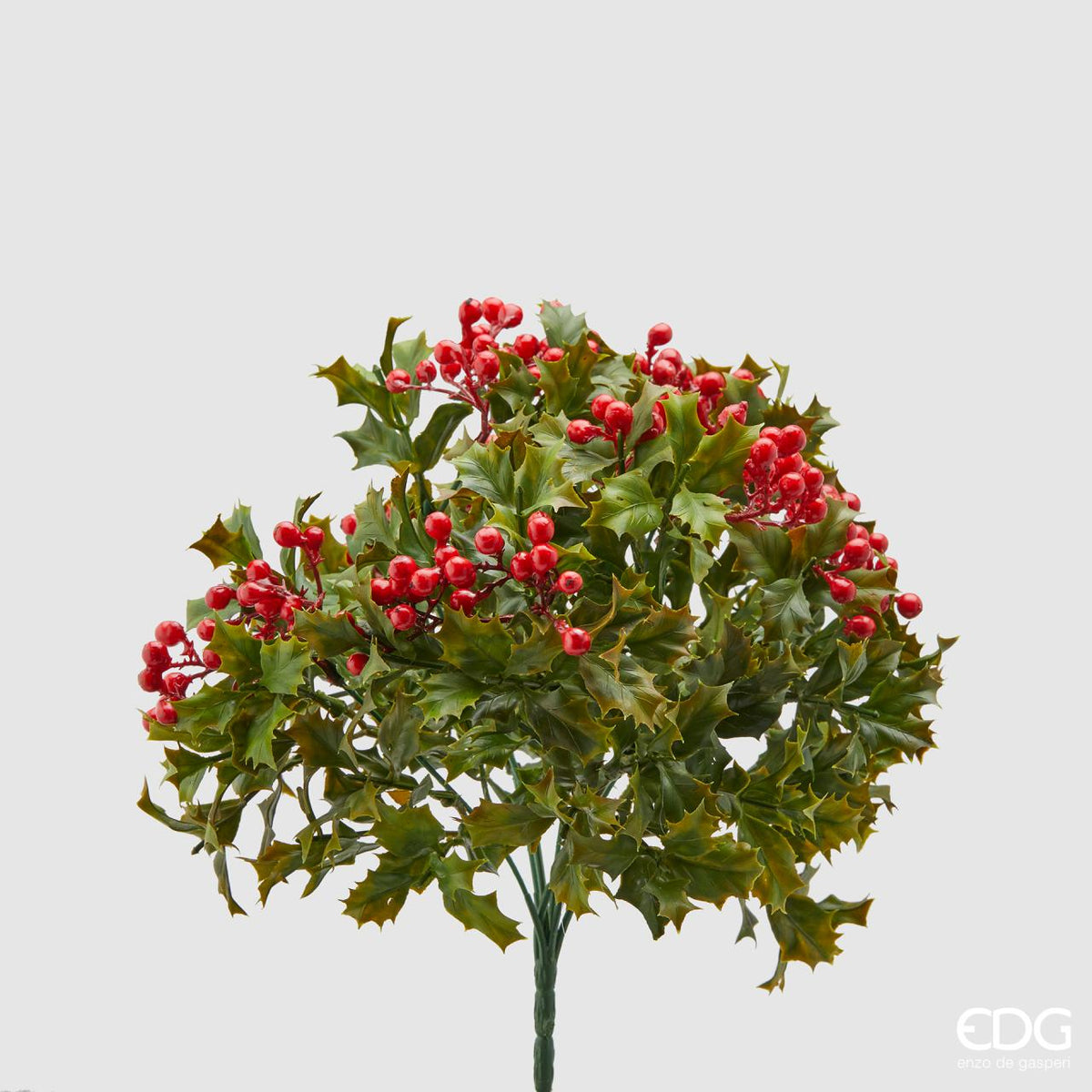 Cespuglio artificiale di Agrifoglio con bacche rosse. Dimensioni: cm 33 h. In negozio e online su tuttochic.live