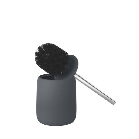 Portascopino e scopino per WC in ceramica opaca grigio scuro magnet con manico in acciaio inox lucido collezione SONO di Blomus.