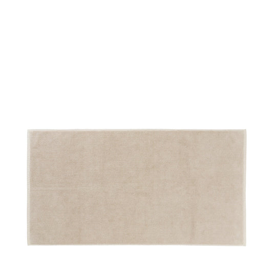 Il tappetino da bagno PIANA è un morbido miracolo. A causa del delicato trattamento della superficie e dell'elaborato processo di tintura a mano, sono possibili leggere differenze nella trama e nel colore, che lo rendono unico. Lavabile a 60 gradi. Dimensioni: cm 70 x 140 x 0,3. In negozio e online su tuttochic.live