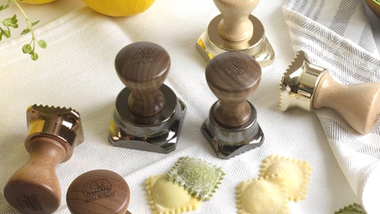 Stampino per ravioli di forma circolare con bordi a zig-zag, realizzato in alluminio anodizzato per garantire un taglio netto della sfoglia. Il piattello centrale, grazie ad un meccanismo a molla è pensato per pressare uniformemente il ripieno. Dimensioni: mm ø 65 × 85 h. In negozio e online su tuttochic.live