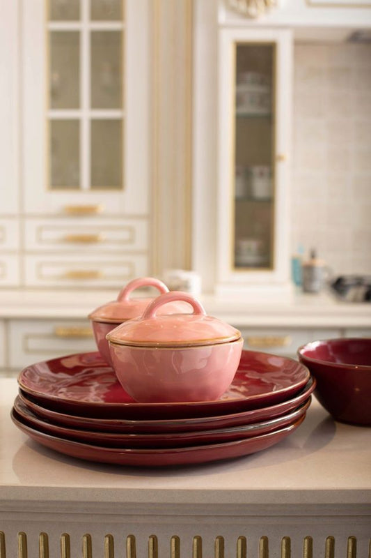 Zuccheriera con coperchio in porcellana di colore rosso malaga. Colori e forme moderne si mescolano con armonia ed elementi della tradizione. Dimensioni: Ø 11 cm, 250 cc. In negozio e online su tuttochic.live