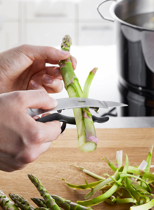 L'innovativo fissa-dita e il manico flessibile permettono di sbucciare perfettamente sia gli asparagi che le carote. lama in acciaio giapponese, mobile e ricurva manico ergonomico con 1 fissa dito adatto sia ai destri sia ai mancini con coltellino integrato lavabile in lavastoviglie. In negozio e online su tuttochic.live