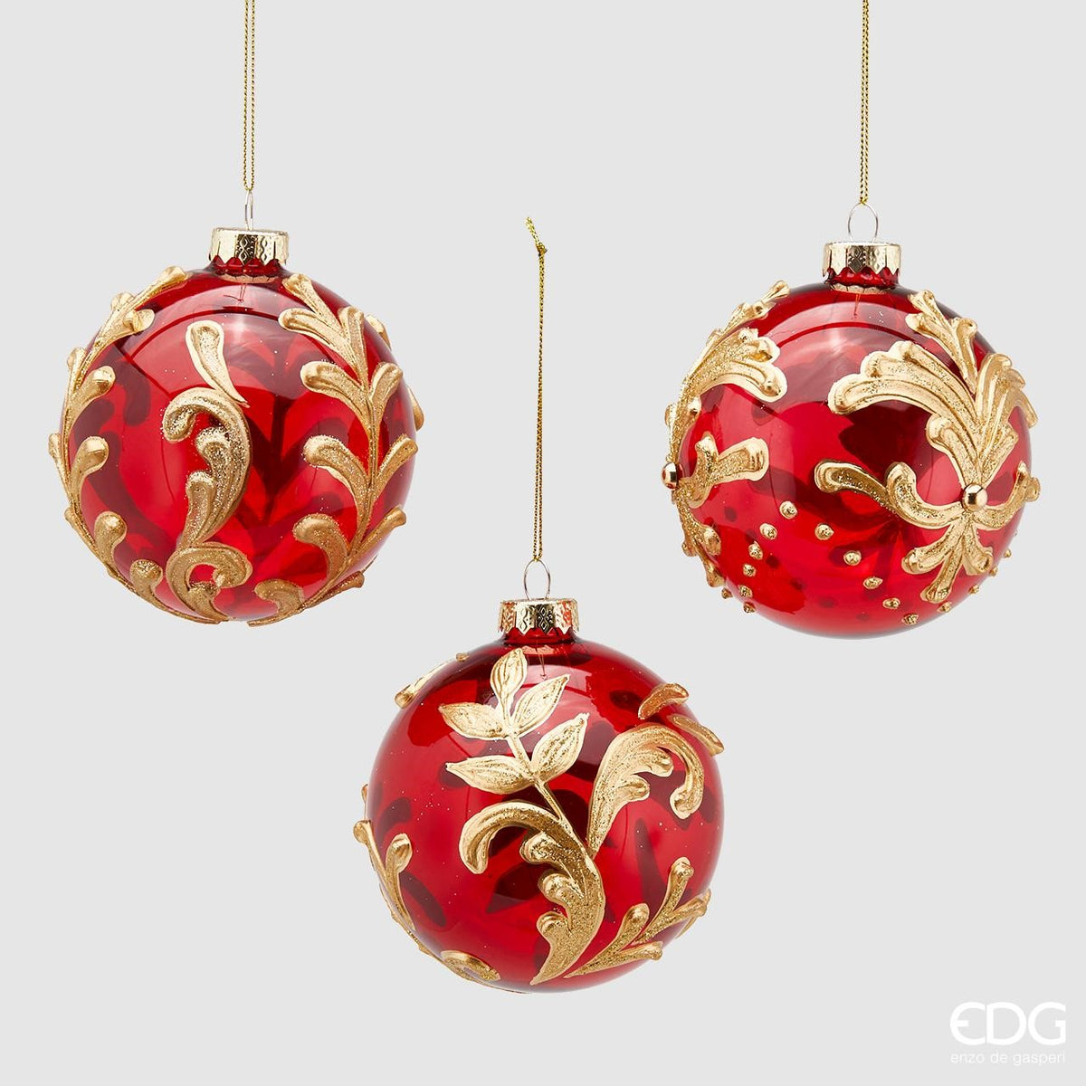 Decoro palla in vetro rosso con decoro oro per albero di Natale. Dimensioni: ø cm 10. In negozio e online su tuttochic.live