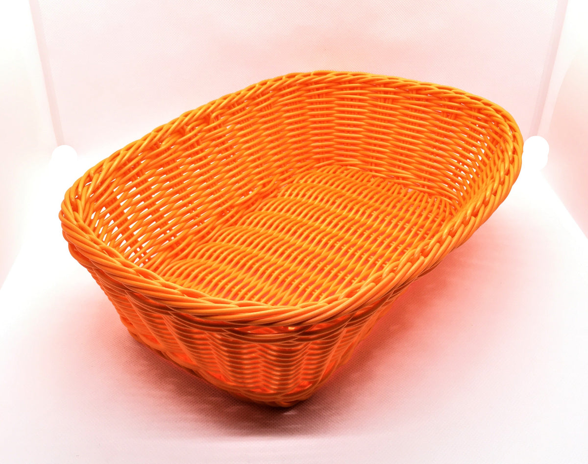 Cestino rettangolare in filo di plastica intrecciato di colore arancione. Lavabile anche in lavastoviglie Dimensioni: cm 30 x 21 x 9 h. In negozio e online su tuttochic.live