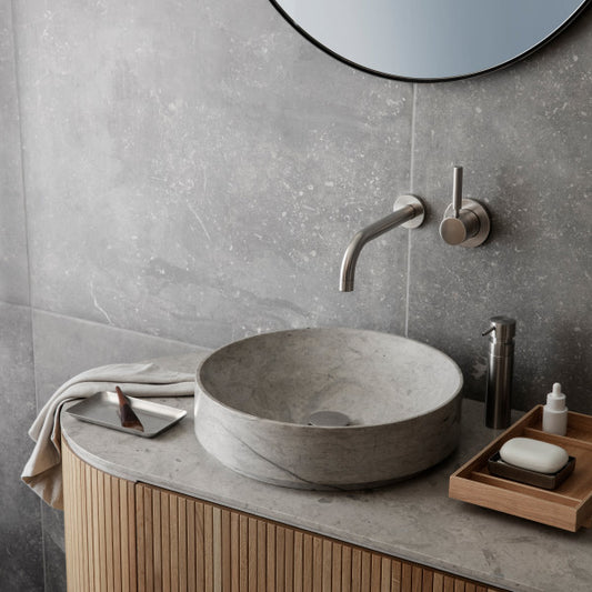 Il semplice e funzionale vassoio ABENTO è ideale per l'uso in cucina, in bagno, nell'area benessere, in ufficio o ovunque sia necessario un vassoio. Quando il vassoio non viene utilizzato per servire, è particolarmente adatto per la decorazione. Dimensioni: cm 50 x 30 x 8,5 h. In negozio e online su tuttochic.live