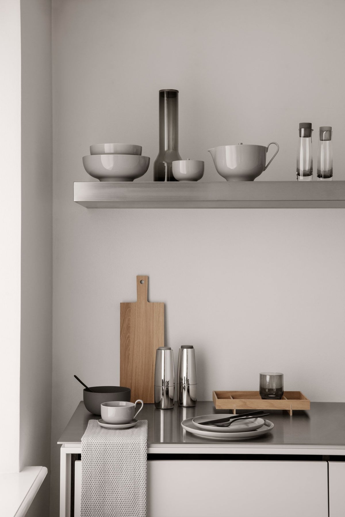 Il semplice e funzionale vassoio ABENTO è ideale per l'uso in cucina, in bagno, nell'area benessere, in ufficio o ovunque sia necessario un vassoio. Quando il vassoio non viene utilizzato per servire, è particolarmente adatto per la decorazione. Dimensioni: cm 30 x 18 x 5 h. In negozio e online su tuttochic.live