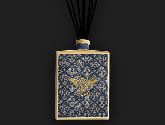Profumatore per ambiente in una raffinata bottiglia di vetro verniciato con etichetta tessuta in jacquard e diffusore a forma di bastoncini in fibra da 3000 ml. FIORI DI COTONE Fragranza delicata e soave con note di bergamotto unite ad un cuore fiorito di mughetto, vaniglia ecc. In negozio e online su tuttochic.live
