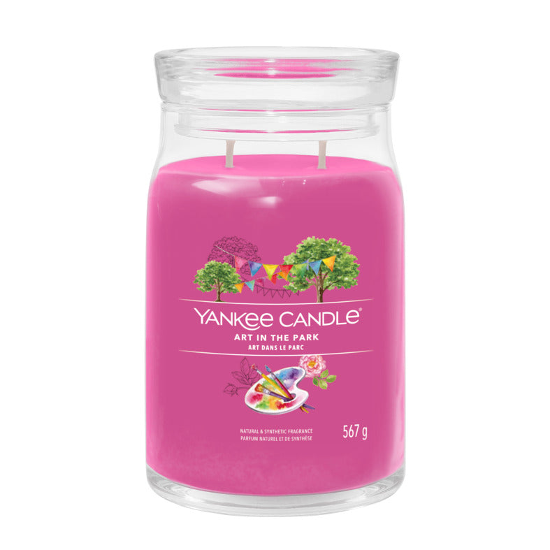 Scopri i vivaci profumi di un festival d'arte all’interno di un parco, con note che evocano la mela verde, fiori profumati e un accordo di fondo legnoso. Candela realizzata con due stoppini e un mix di altissima qualità di cera di soia. Tempo di combustione: 60 a 90 ore. In negozio e online su tuttochic.live