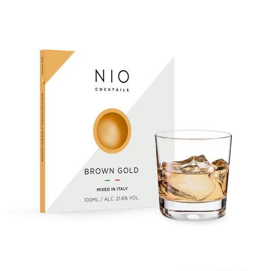 Cocktail Golden Brown Una bevanda da sera elegante e aromatica ricca di bourbon Bulleit, caffè e vaniglia. I cocktail NIO sono creati su ricetta di Patrick Pistolesi, miscelati artigianalmente in Italia con i migliori spirit e confezionati in packaging di design 100% riciclabile. In negozio e online su tuttochic.live