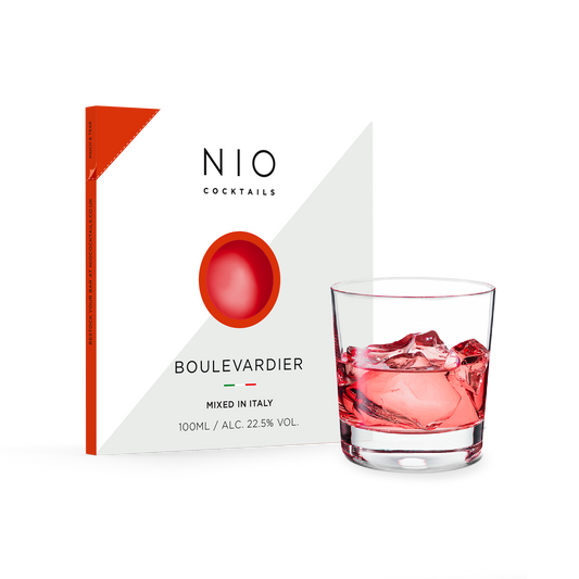 Cocktail Boulevardier Il Bulleit Bourbon aggiunge un ricco calore a questo sofisticato cocktail agrodolce. I cocktail NIO sono creati su ricetta di Patrick Pistolesi, miscelati artigianalmente in Italia con i migliori spirit e confezionati in packaging di design 100% riciclabile. In negozio e online su tuttochic.live