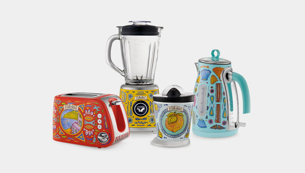 Frullatore con contenitore in vetro. Potenza massima 500W Alimentazione 220-240V~, 50/60Hz. Caraffa trasparente Capacità caraffa 1,5 litri Corpo in acciaio inox, watercolor printing, 2 velocità + Pulse. Funzionamento veloce ed efficiente. In negozio e online su tuttochic.live