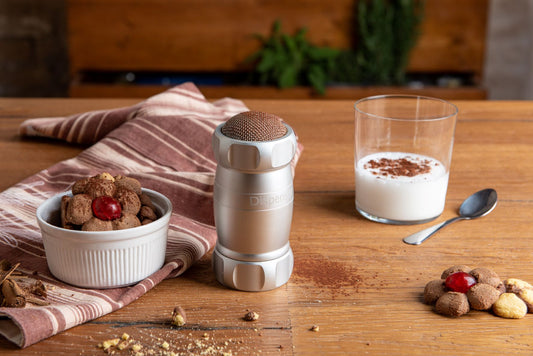 Con Dispenser, cospargere farina o semola di grano duro sulla pasta fresca, spezie sui piatti, zucchero a velo o cacao su dolci e biscotti, è un’operazione facile e precisa. Realizzato in lega di alluminio anodizzato di colore verde per alimenti. Dimensioni: cm 6 × 6 × 12.5 h. In negozio e online su tuttochic.live