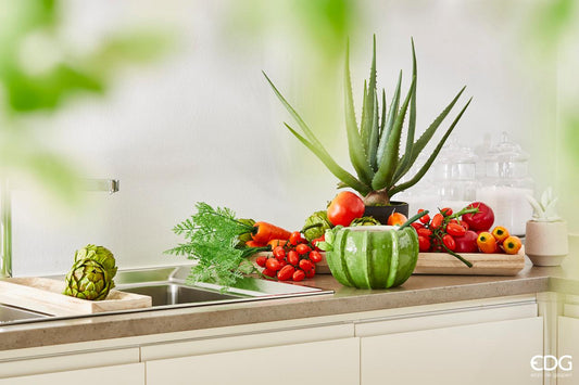 Pianta artificiale Aloe Chic EDG posizionata come decorazione su un top da cucina moderno.