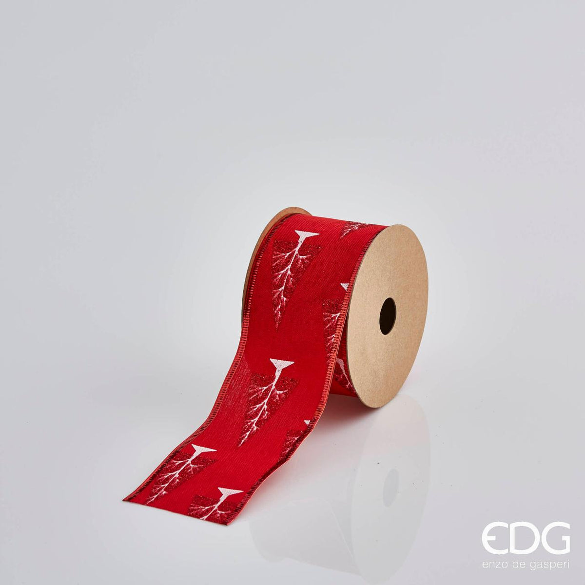 Nastro in tessuto rosso decorato con alberi bianchi e glitter rosso, bordi modellabili grazie al filo in metallo che facilita la creazione di bellissimi fiocchi, coccarde e decorare alberi di Natale a piacere. Rotolo da 10 metri, nastro largo 63 mm. In negozio e online su tuttochic.live