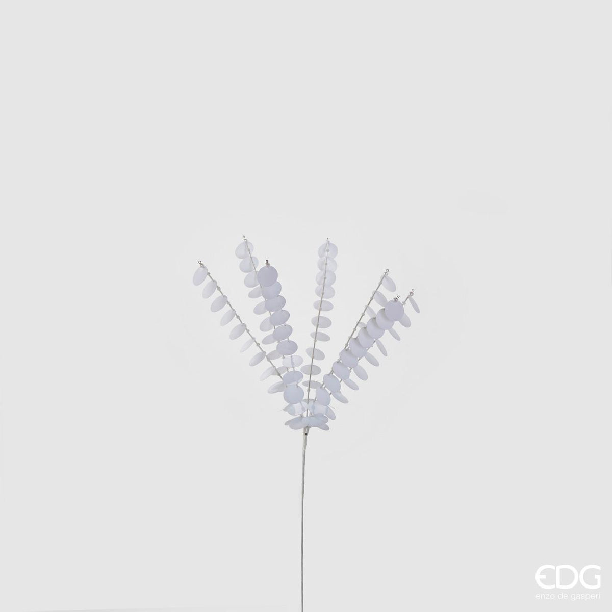 Ramo in metallo e pvc di colore bianco lucido cm 51. Inserito tra i rami dell'albero di Natale o in una composizione di fiori, questo rametto dà volume e un aspetto più raffinato.