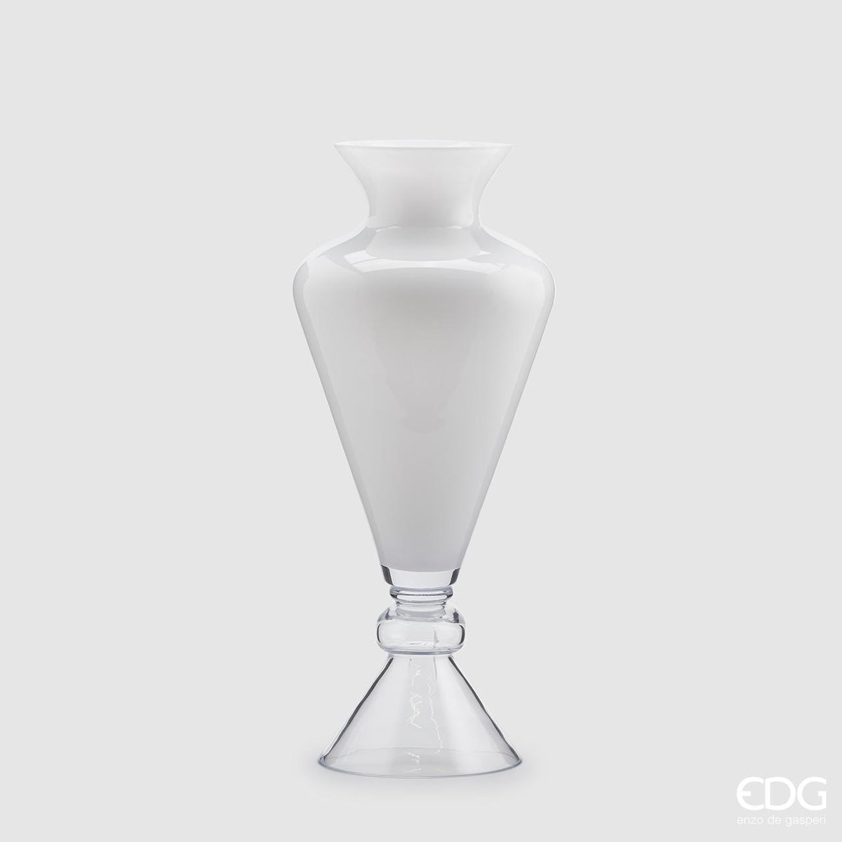 Vaso anfora scultoreo in vetro bianco alto 70 cm con base e stelo trasparente di EDG Enzo De Gasperi.
