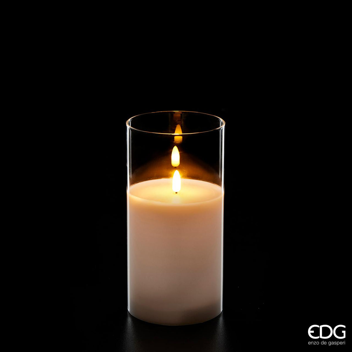 Candela a led in vetro con timer: 8 ore accesa + 16 ore spenta. Funzionamento con 3 batterie stilo AAA incluse. Dimensioni: cm Ø 7 x 15 h. In negozio e online su tuttochic.live