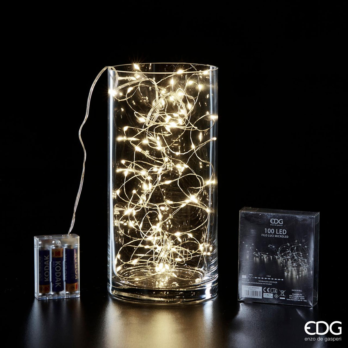 Serie di luci microled per illuminare le tue creazioni decorative non solo natalizie Lunghezza luci: 7,5m Colore: Luce bianca calda 100 microled Ø2mm (3 batterie stilo incluse) Uso: interno IP20. In negozio e online su tuttochic.live