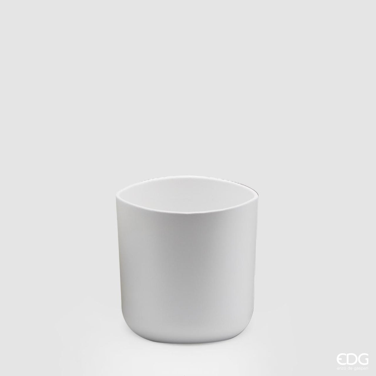 Vaso in ceramica di colore bianco. Dimensioni: cm 10 x 10 h. Selezione di prodotti EDG in negozio e online su tutttochic.it