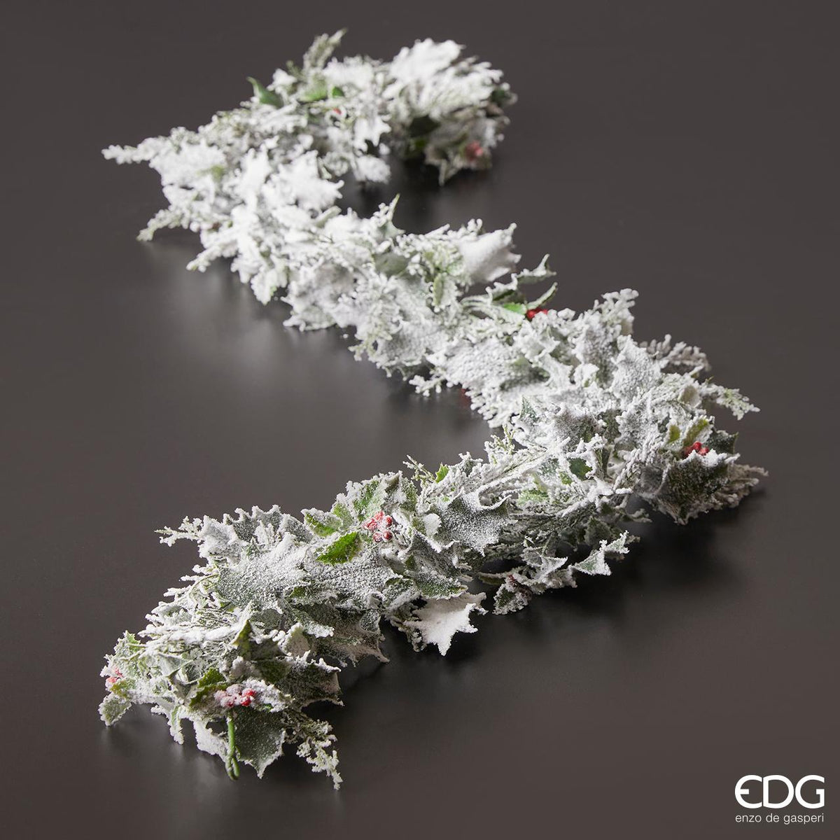 Festone innevato con agrifoglio e bacche rosse in PVC. Dimensioni: cm 183. In negozio e online su tuttochic.live
