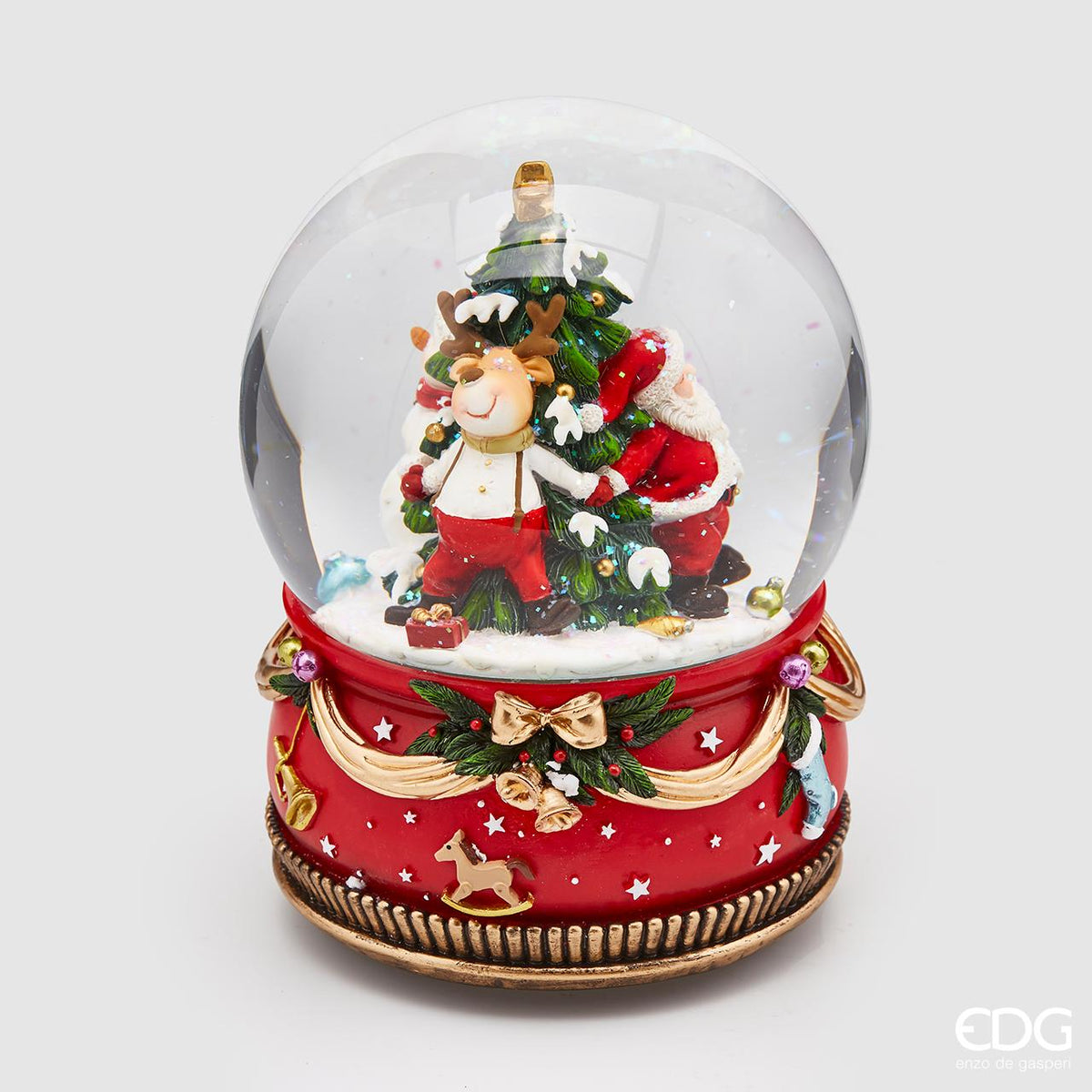 Sferacqua in resina decorata con Babbo, Pupazzo e Renna in acqua con neve e carillon. Funziona con 2 stilo (incluse) per far girare i personaggi e azionare la musica. Dimensioni: cm 15 x 21. In negozio e online su tuttochic.live